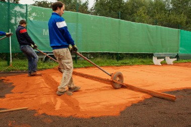 Sanierung Grundüberholung Tennisplatz - einschichtiger Einbau der 20 mm Ziegelmehldeckschicht