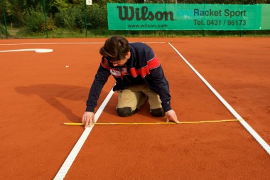 Tennislinierung Neuverlegung - Kontrolle der Linienabstände