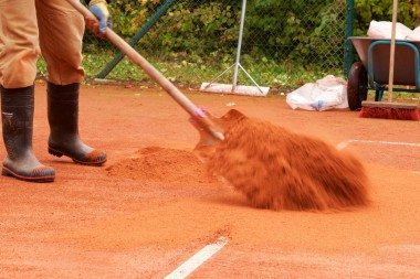 Tennislinierung Neuverlegung - Abstreuen der neuverlegten Tennislinie nach dem Einbau