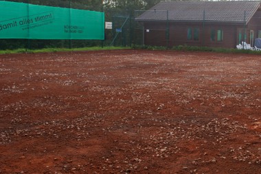 Sanierung Grundüberholung Tennisplatz nach Abtrag Deckschichten und Feinplannum