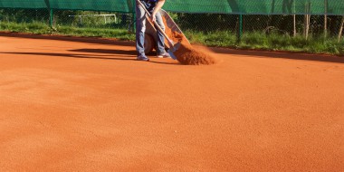 Frühjahrsüberholung Tennisplatz - Aufwerfen Ziegelmehl