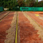 Sanierung Grundüberholung Tennisplatz -Einbau Entwässerung Tennisplatz - Einbau Drainage zur Entwässerung Tennisplatz
