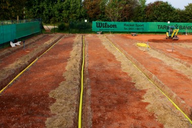 Sanierung Grundüberholung Tennisplatz -Einbau Entwässerung Tennisplatz - Einbau Drainage zur Entwässerung Tennisplatz
