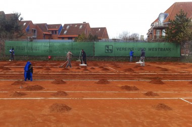 Frühjahrsüberholung Tennisplatz - Abziehen der verschlissenen Ziegelmehlschicht