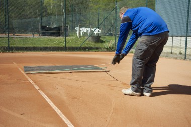 Tennisplatz Frühjahrsüberholung - Verteilen des Ziegelmehls mit Schleppnetz